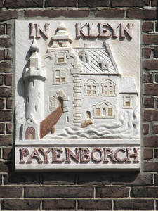 905606 Afbeelding van de gevelsteen 'IN KLEYN PAYENBORCH', in de voorgevel van het pand Oudegracht 320 te Utrecht.